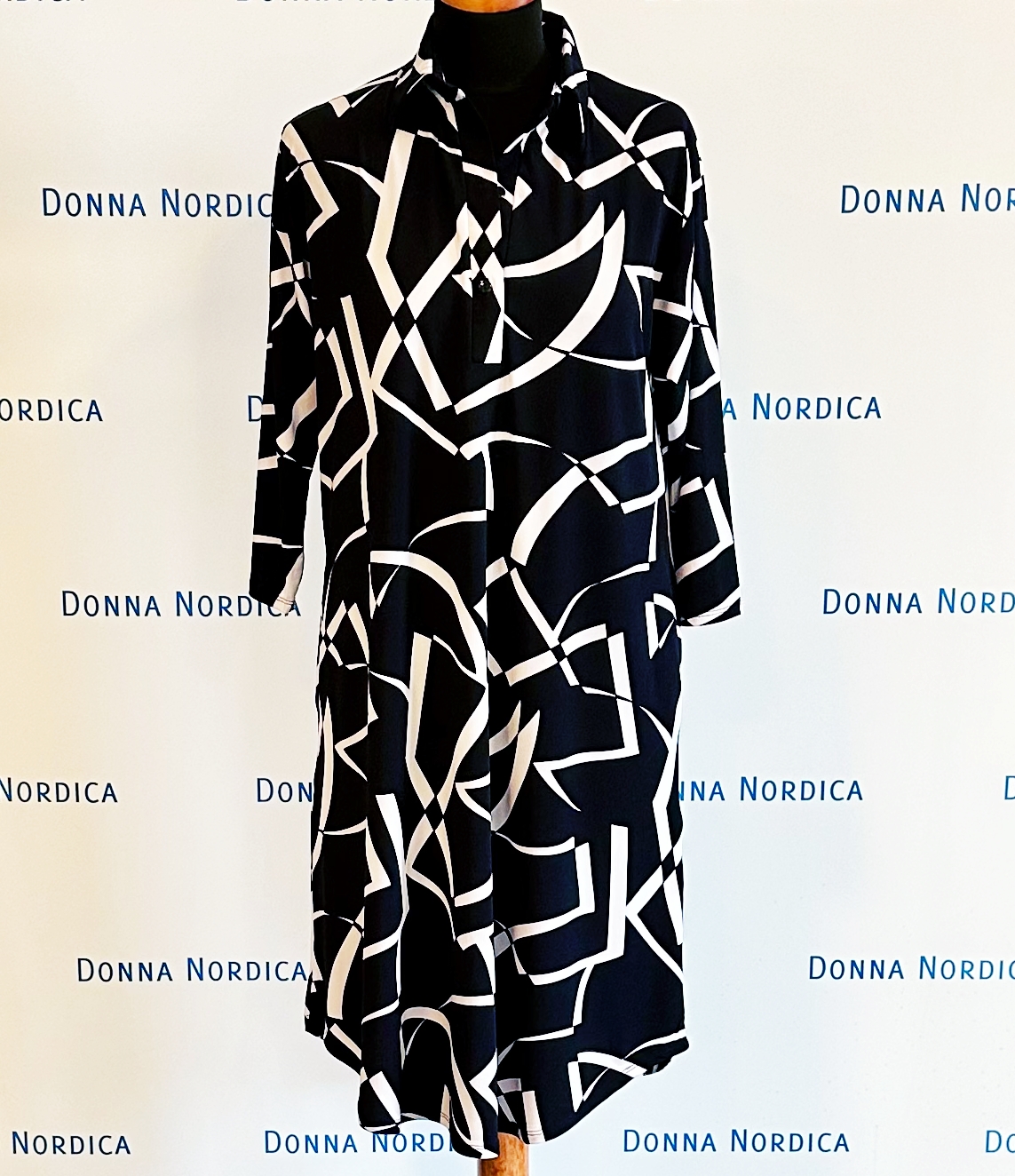 blackandwhite graphiic print tunic dress